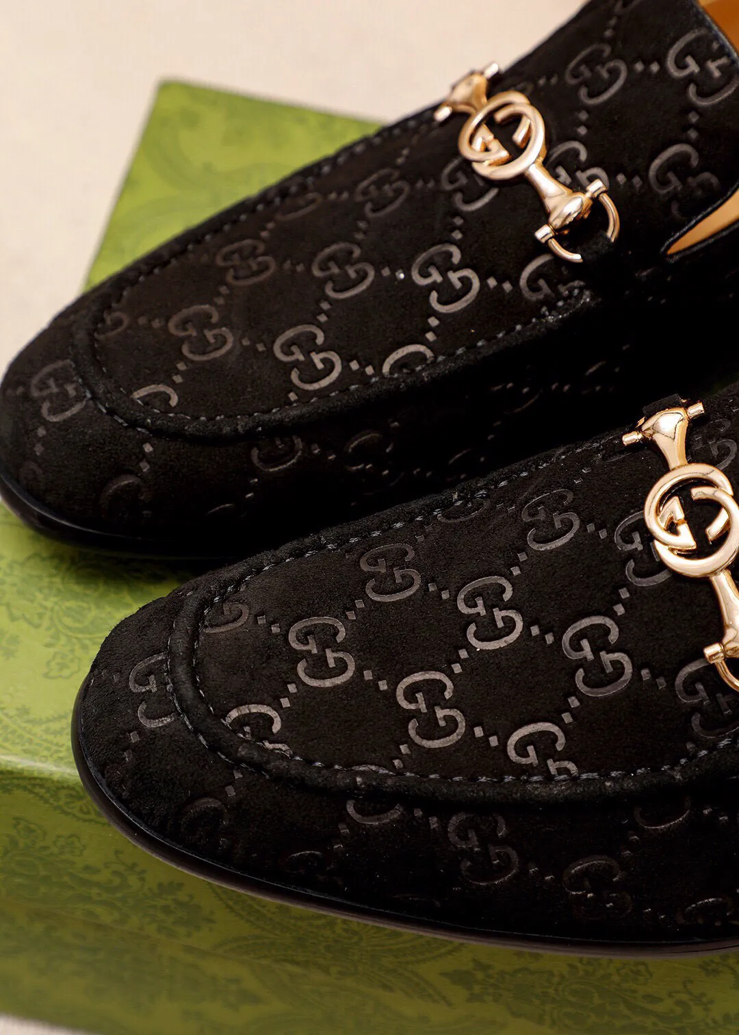 Men's shoes 💰520 💐 Product trademark: GUCCI "Gucci" casual leather shoes Regular size: 39-44 (38.45🉑️customized) Product materials: Selected imported first-layer calfskin embossed upper + luxury hardware buckle, imported water-dyed cow leather lining. Strong three-dimensional visual effect, original combination outsole Color: 3⃣️colors available